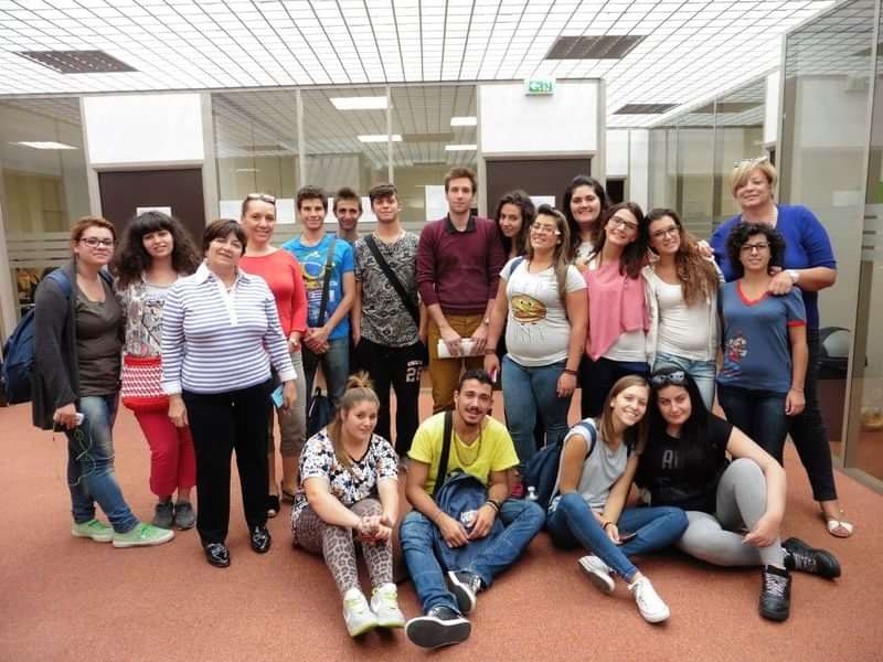 Groep studenten op een taalreis in een school of universiteit.