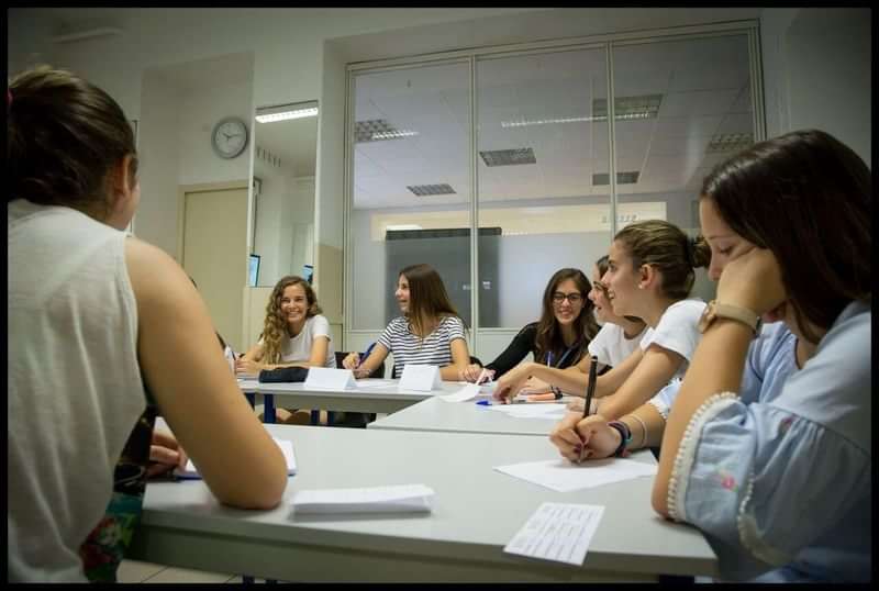 Studenten in een klaslokaal tijdens een taalcursus in het buitenland.
