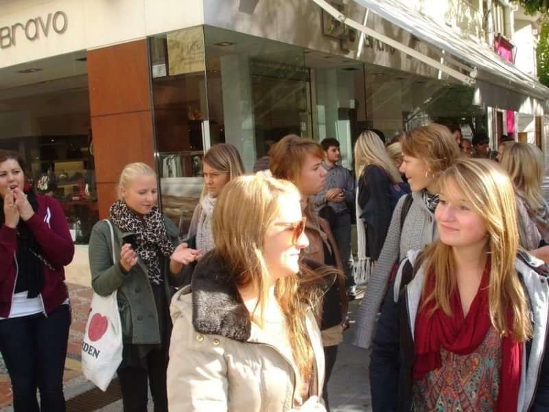 Groep studenten op straat tijdens taalreis in Nederland.