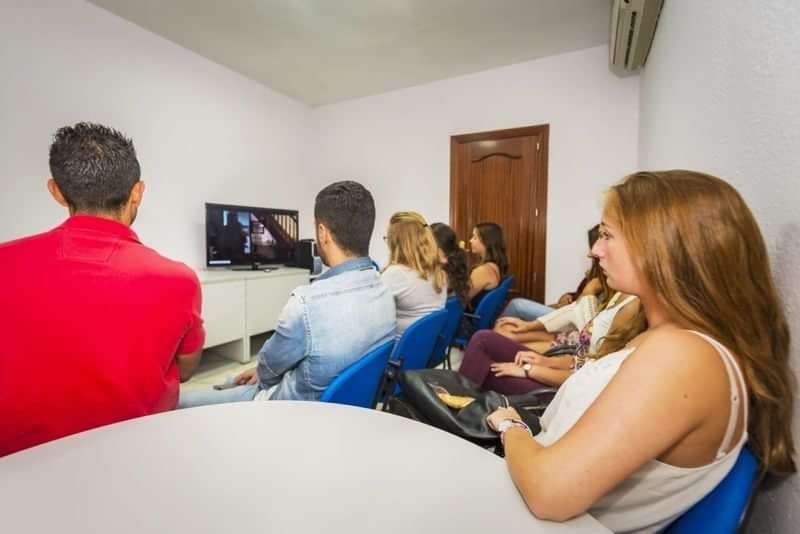 Studenten kijken samen naar een video tijdens een taalcursus.