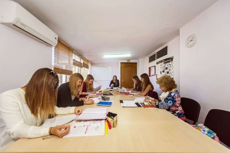 Studenten leren in een klaslokaal, taalstudie, waarschijnlijk studie in het buitenland.