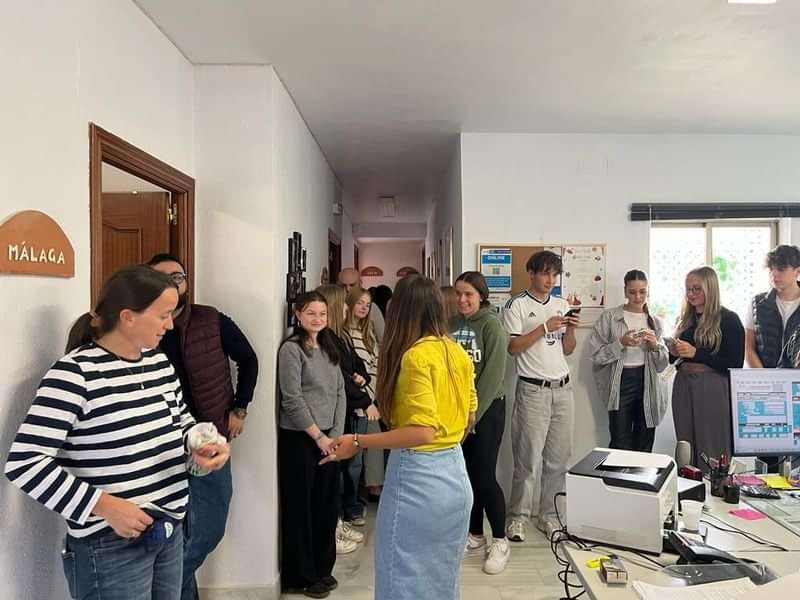 Group of people in a language learning environment in Málaga.