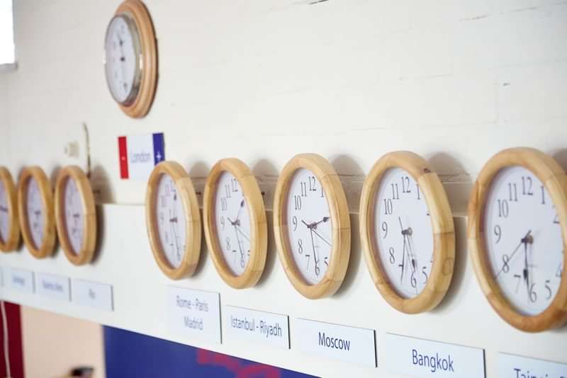 Clocks showing different time zones, labels display languages from those regions.