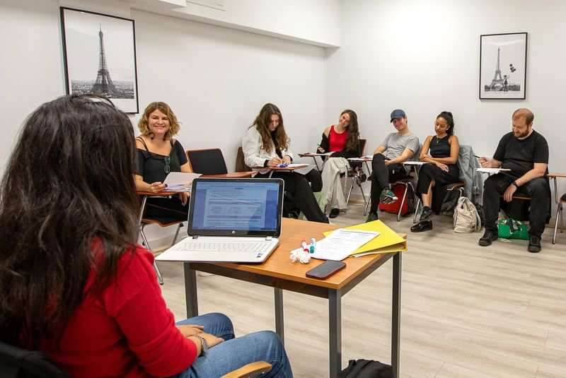 Een taalklas met studenten en een leraar in Parijs.