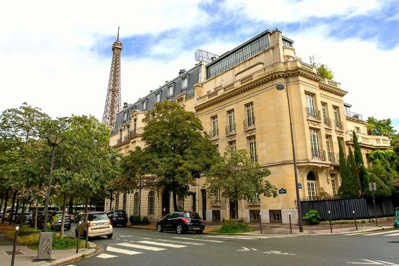 Historic building near the Eiffel Tower, ideal for learning French in Paris.