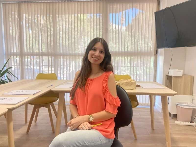 Student in a language classroom, ready for a language exchange session.