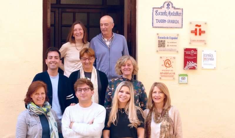 Een groep mensen voor een taalschool in Spanje.