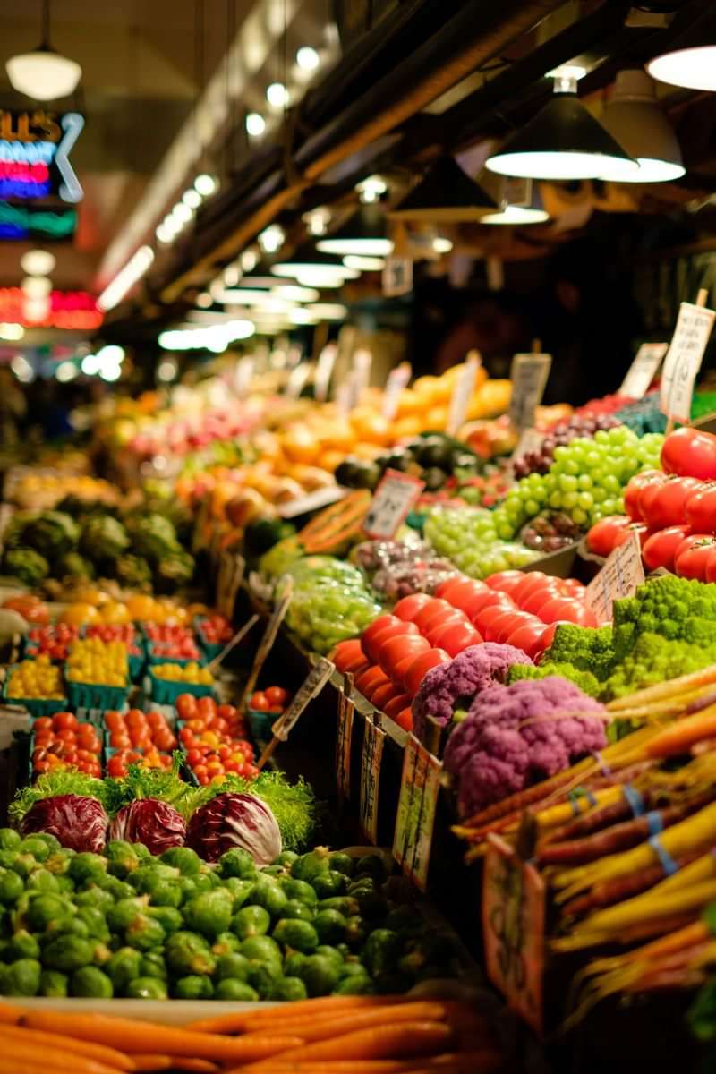 Markt in Nederland met kleurrijke groenten en fruit, cultuurervaring.