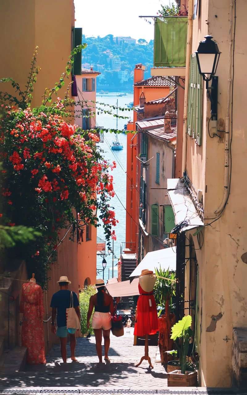 A picturesque alley leads to the waterfront, ideal for language immersion trips.