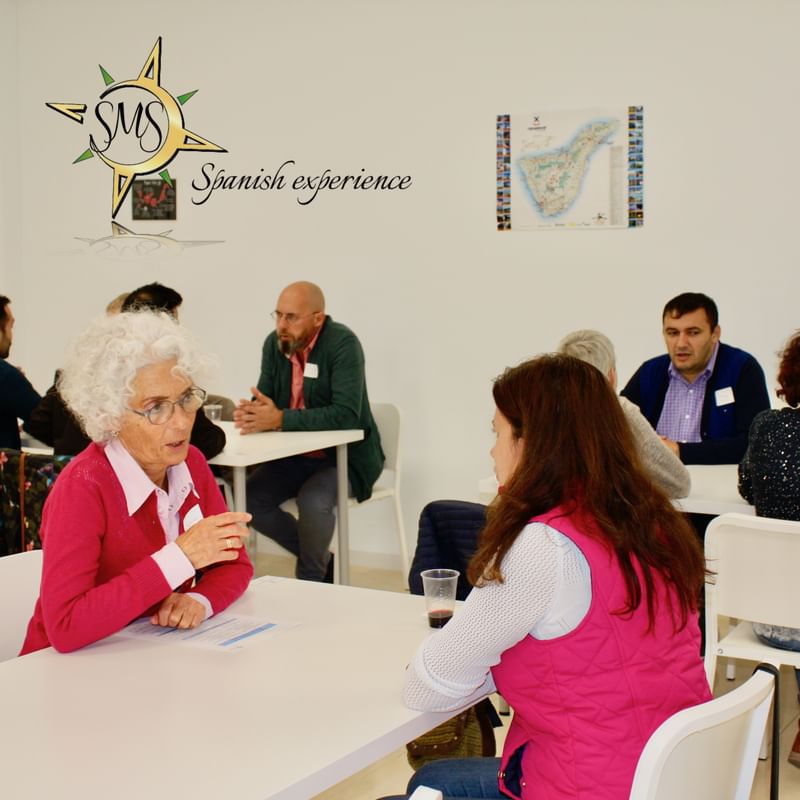 Mensen oefenen Spaans in klaslokaal tijdens taalreis.