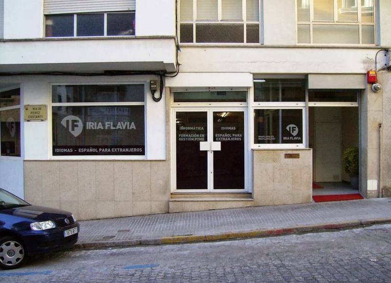 Spaanse taalschool voor buitenlanders, gelegen aan een straat in Spanje.