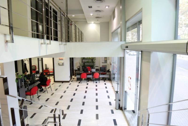 Moderne lobbyruimte met zithoeken voor reizigers en taalstudenten.