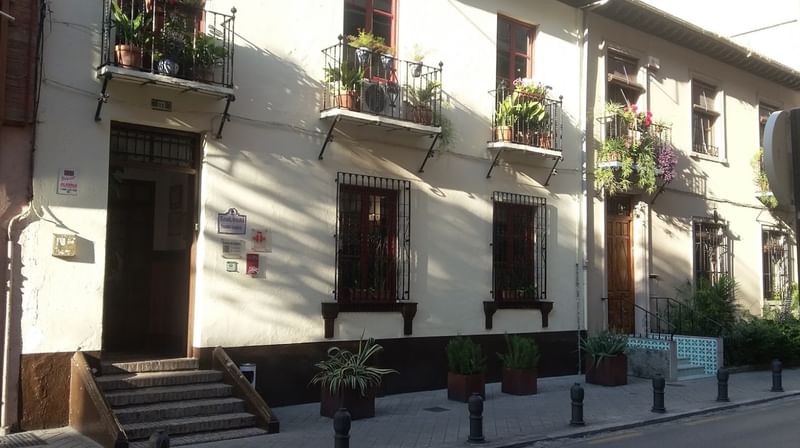Spaanse taalschool in een traditionele straat, ideaal voor een taalreis.