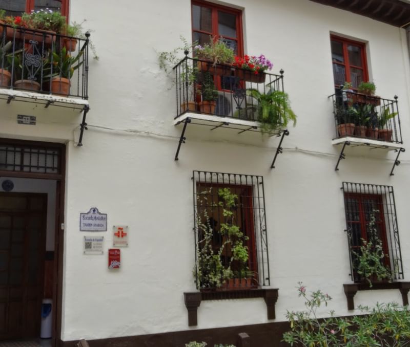 Appartementen met balkonplanten, perfecte gelegenheid om lokale taal en cultuur te leren.