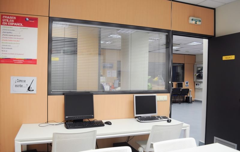 Computers in een modern taalstudiecentrum, Spanje (NL).