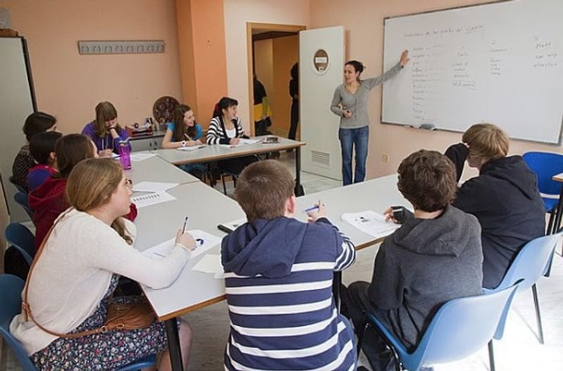 Studenten leren een nieuwe taal in een klaslokaal.