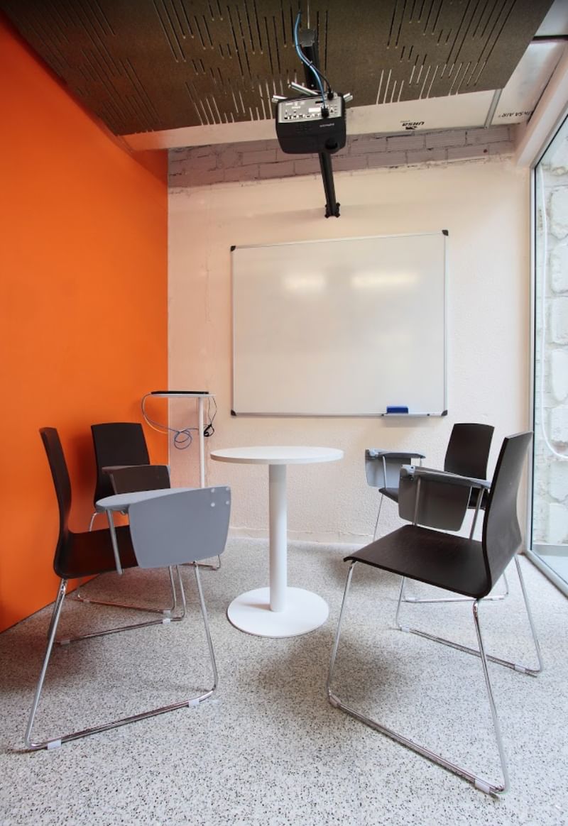 Leslokaal met whiteboard en stoelen voor taallessen.