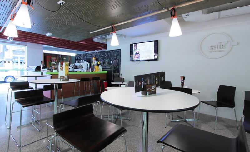 Modern café met zitgelegenheid en bar, geschikt voor informele ontmoetingen.