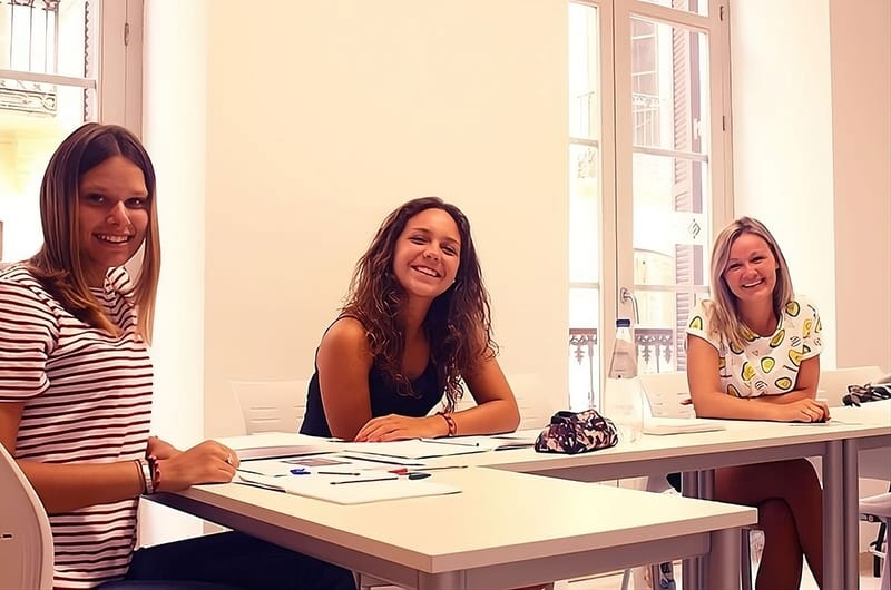 Vuxna studenter under en spansklektion i Málaga