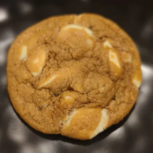 Macadamia White Chocolate Cookie
