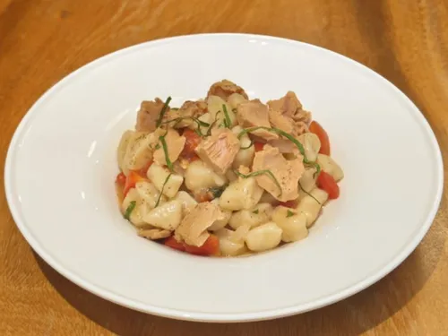 Tuna and Fresh Tomato Sauce Pasta