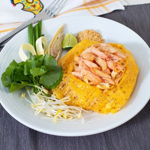 ผัดไทยเนื้อก้ามปูห่อไข่