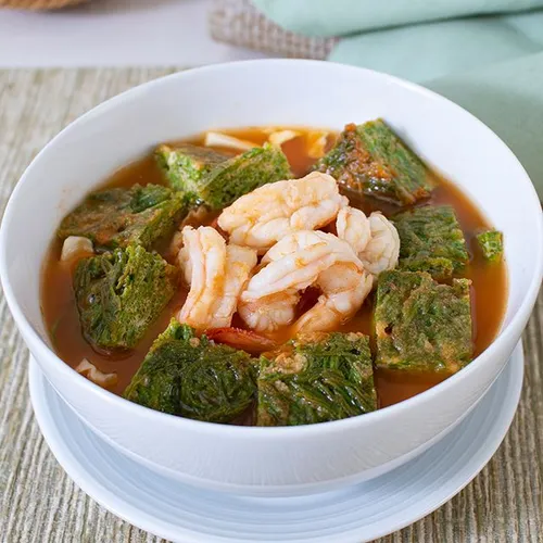 แกงส้มชะอมชุบไข่ใส่กุ้ง
