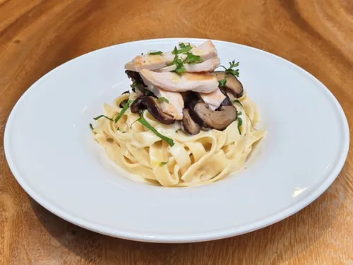 Chicken with Mushroom and Cream Sauce Pasta