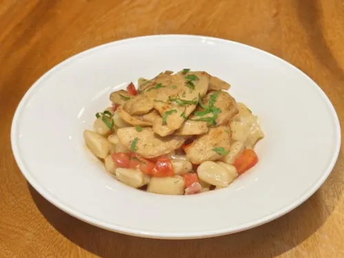 Vegan Chicken with Fresh Tomato and Onion Sauce Pasta