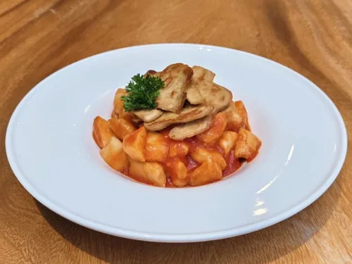 Vegan Chicken and Tomato Sauce Pasta