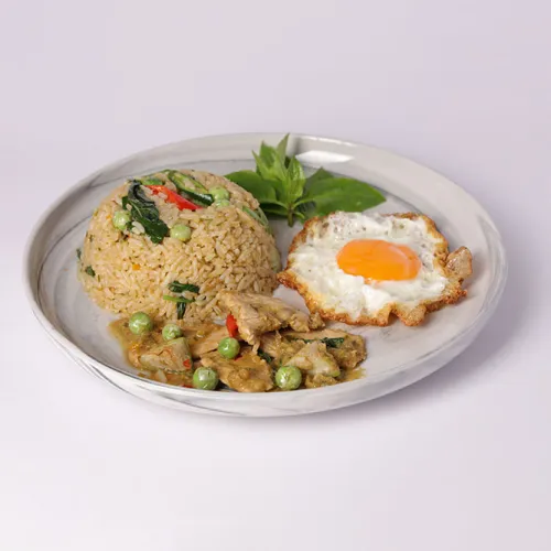 ข้าวผัดแกงเขียวหวานหมู+ไข่ดาว