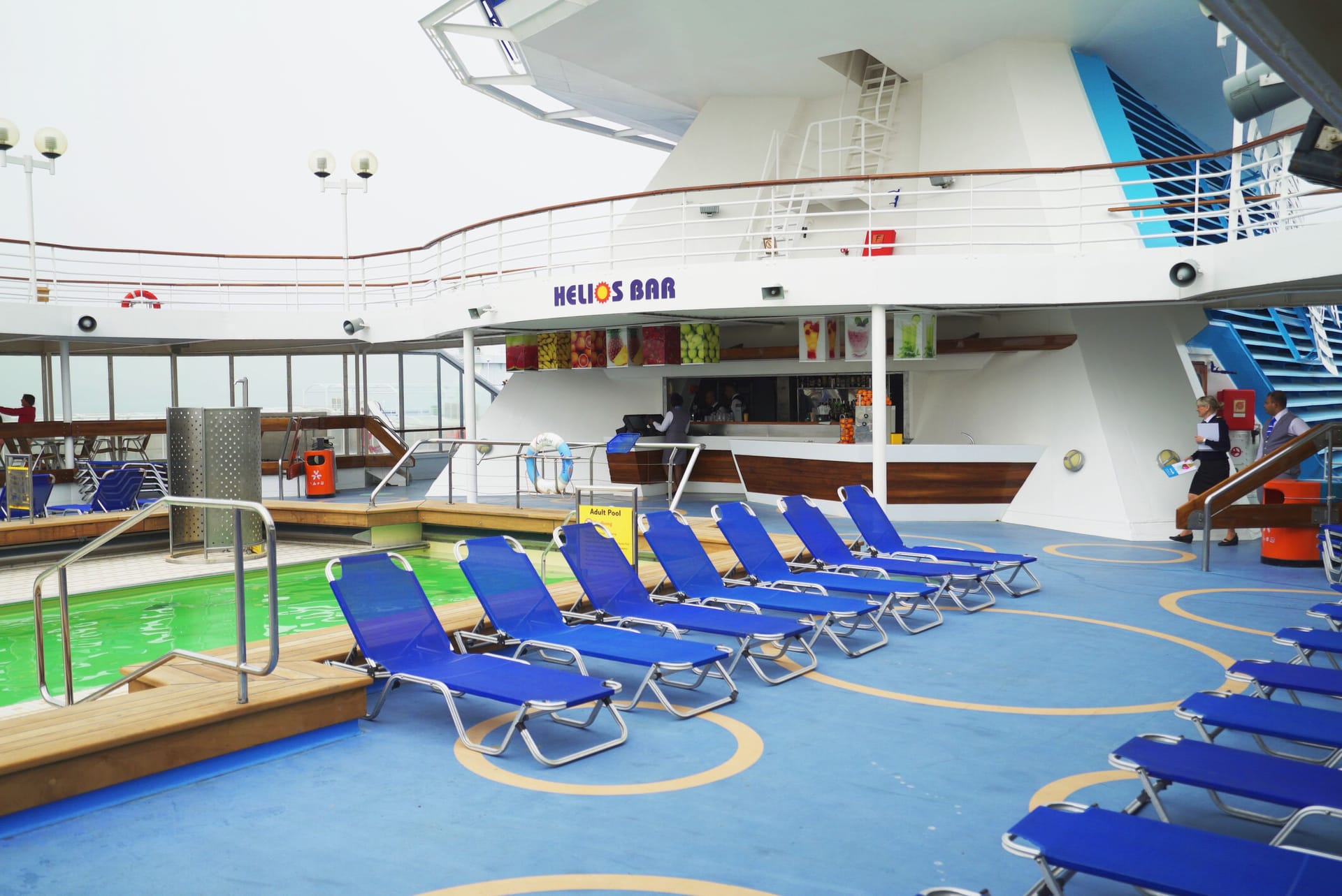 Piscina, solarium y Bar