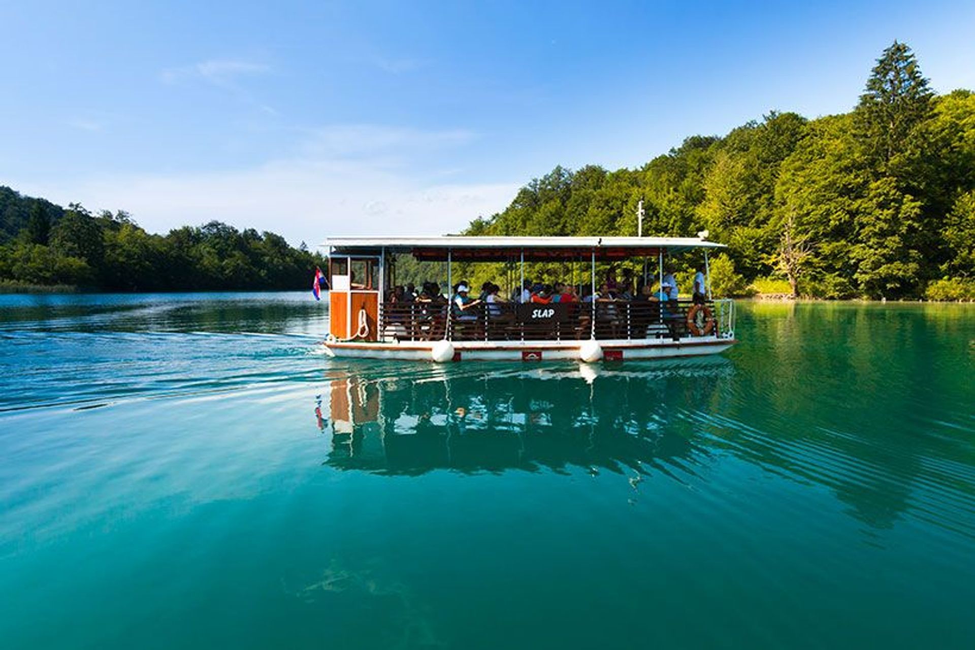 Barco Eléctrico navegando en Plitvice