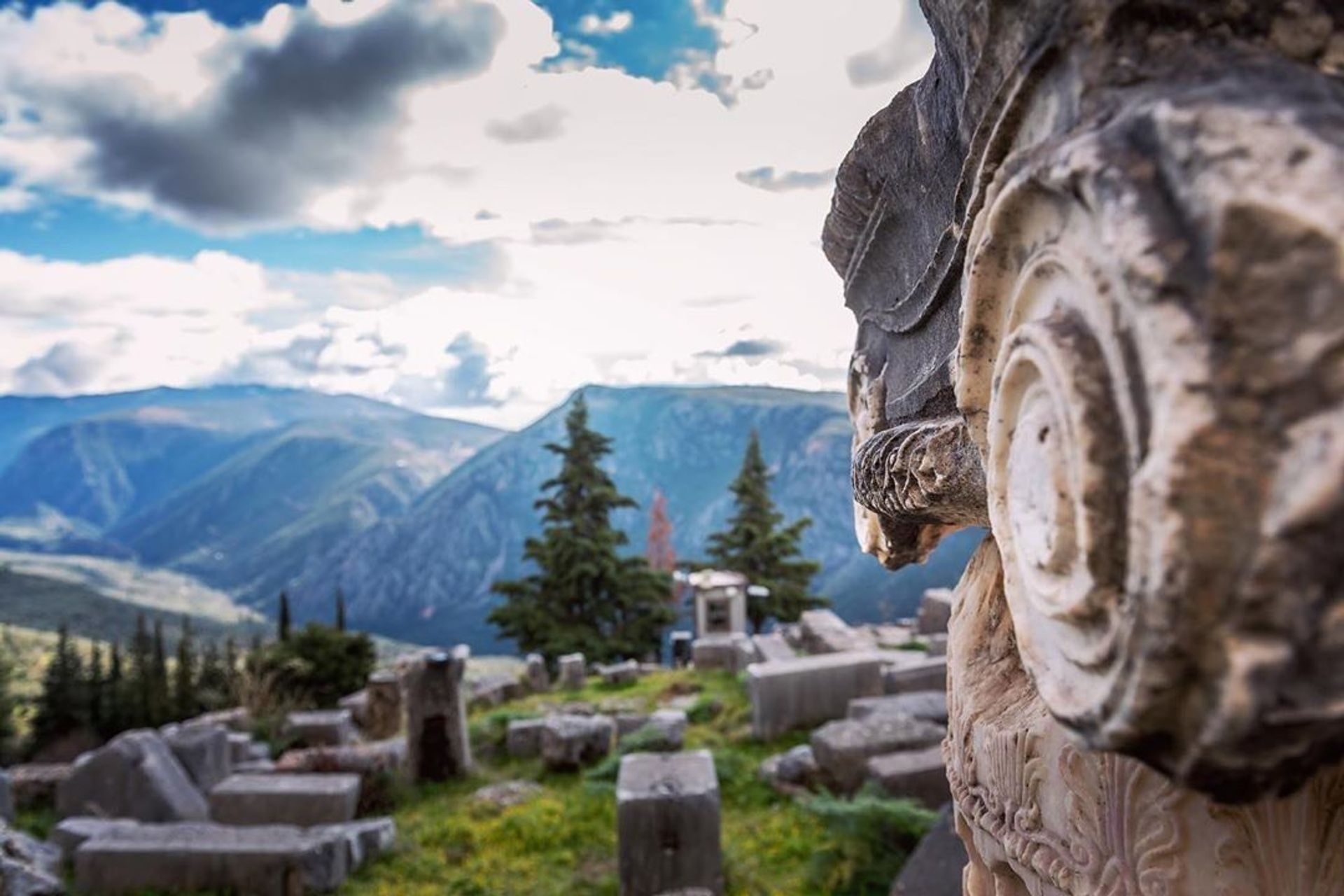 Ruinas de Delfos y vistas al Monte Parnassos