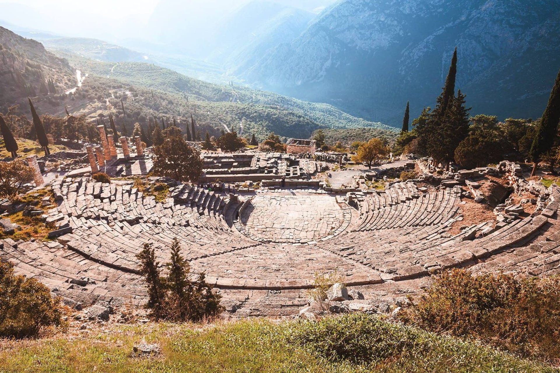 El antiguo teatro y el Templo de Apollo