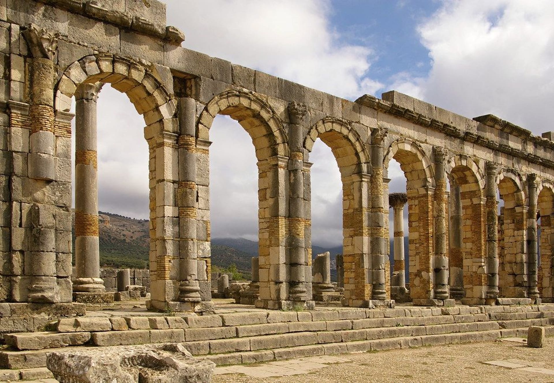MEKNES, MULAY IDRÍS Y VOLUBILIS DESDE FEZ EN PRIVADO
