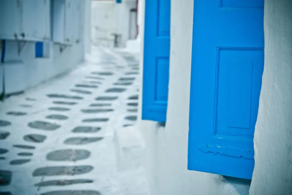 MYKONOS: RELAX, SUN, BEACH AND HISTORY