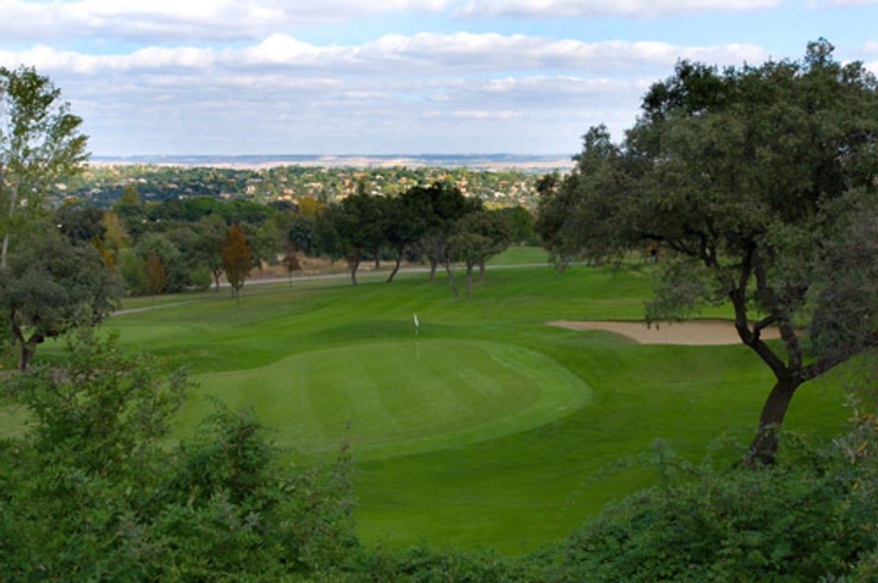 Complejo Deportivo RACE (Corto)
