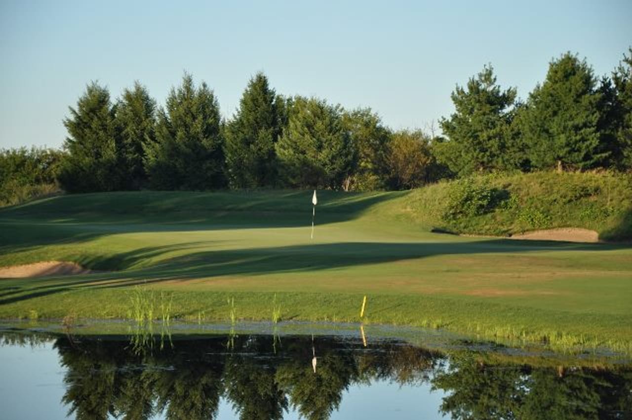 White Hawk Country Club
