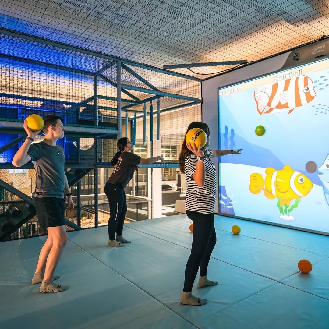 swissholidaypark_kids_teenagers-playing-ocean.jpg