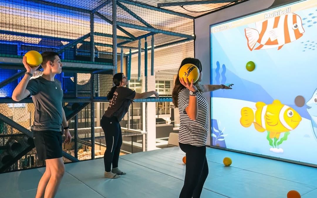 swissholidaypark_kids_teenagers-playing-ocean.jpg