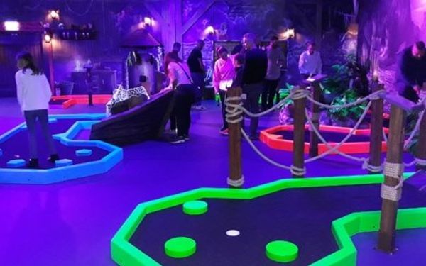 S_Schwarzlichtminigolf-(1).jpg