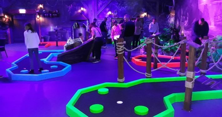 S_Schwarzlichtminigolf-(1).jpg