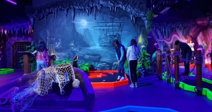 S_Schwarzlichtminigolf-(6).jpg