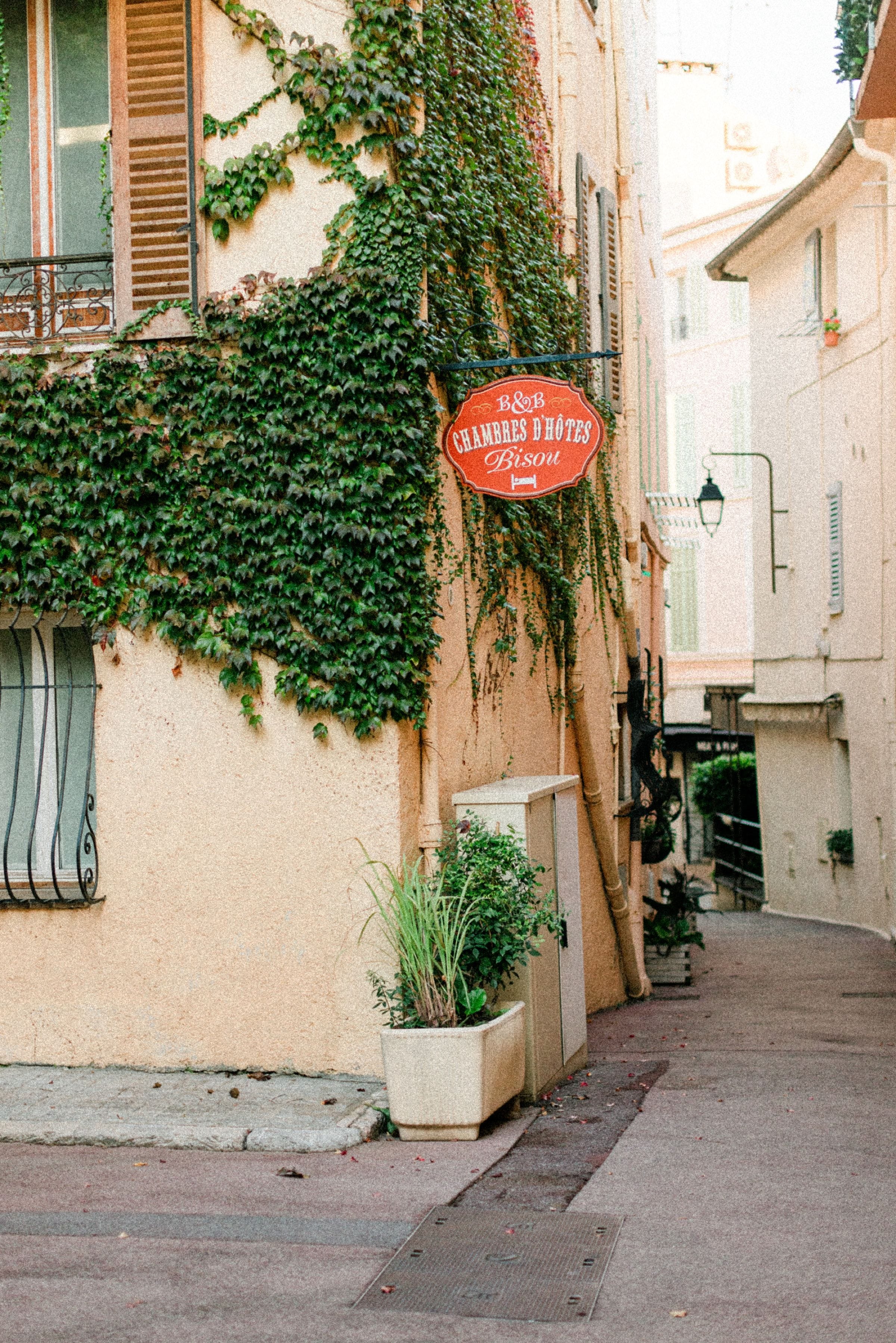 Séance photo de couple dans les ruelles pittoresques de Cannes 12