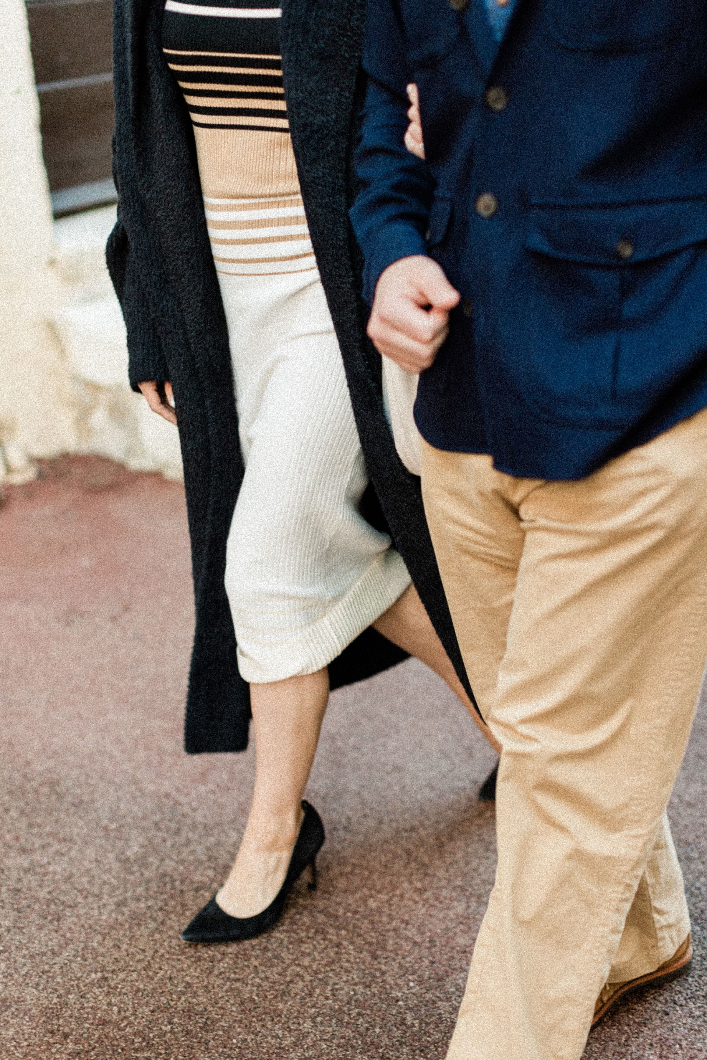 Séance photo de couple dans les ruelles pittoresques de Cannes 13