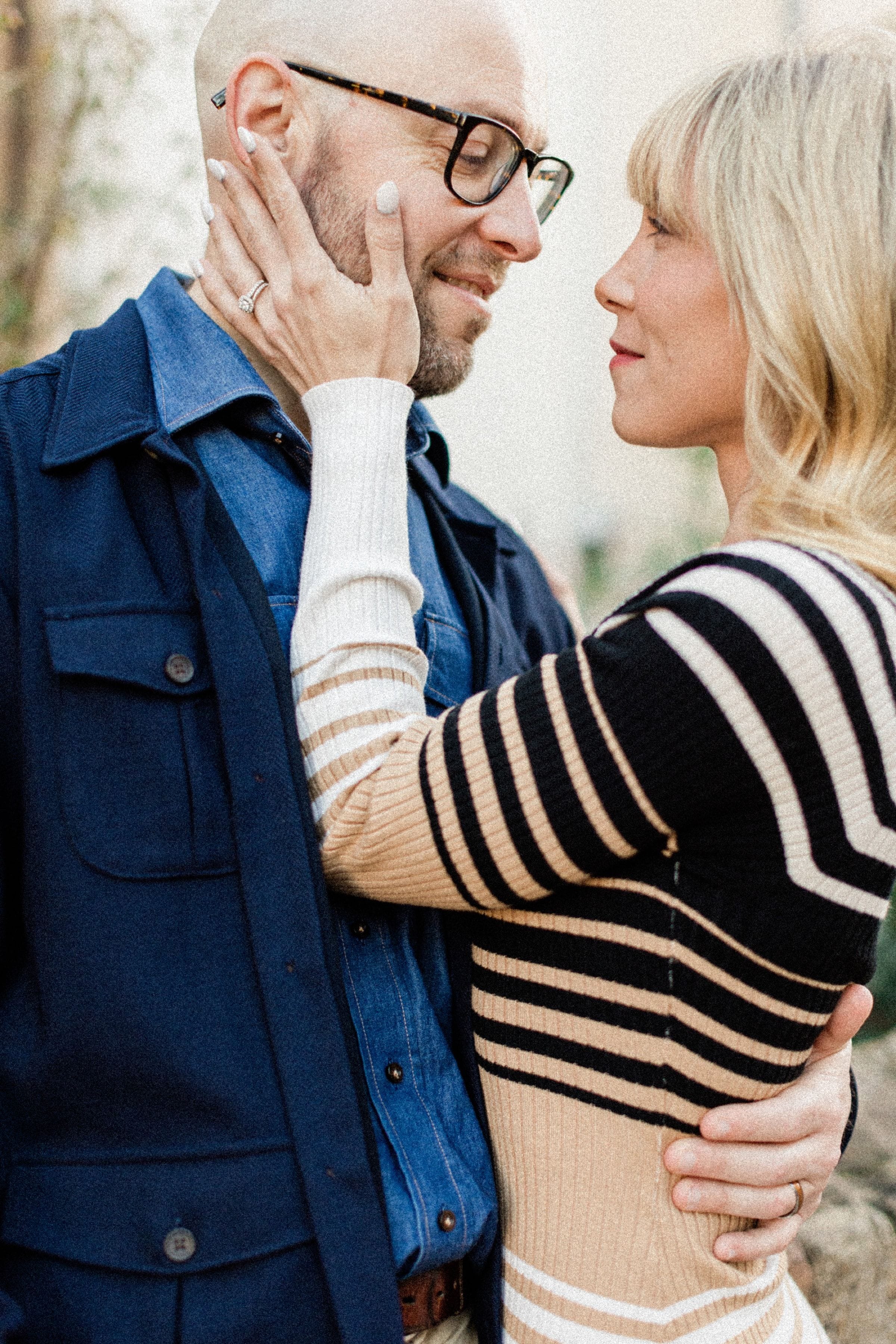 Séance photo de couple dans les ruelles pittoresques de Cannes 15