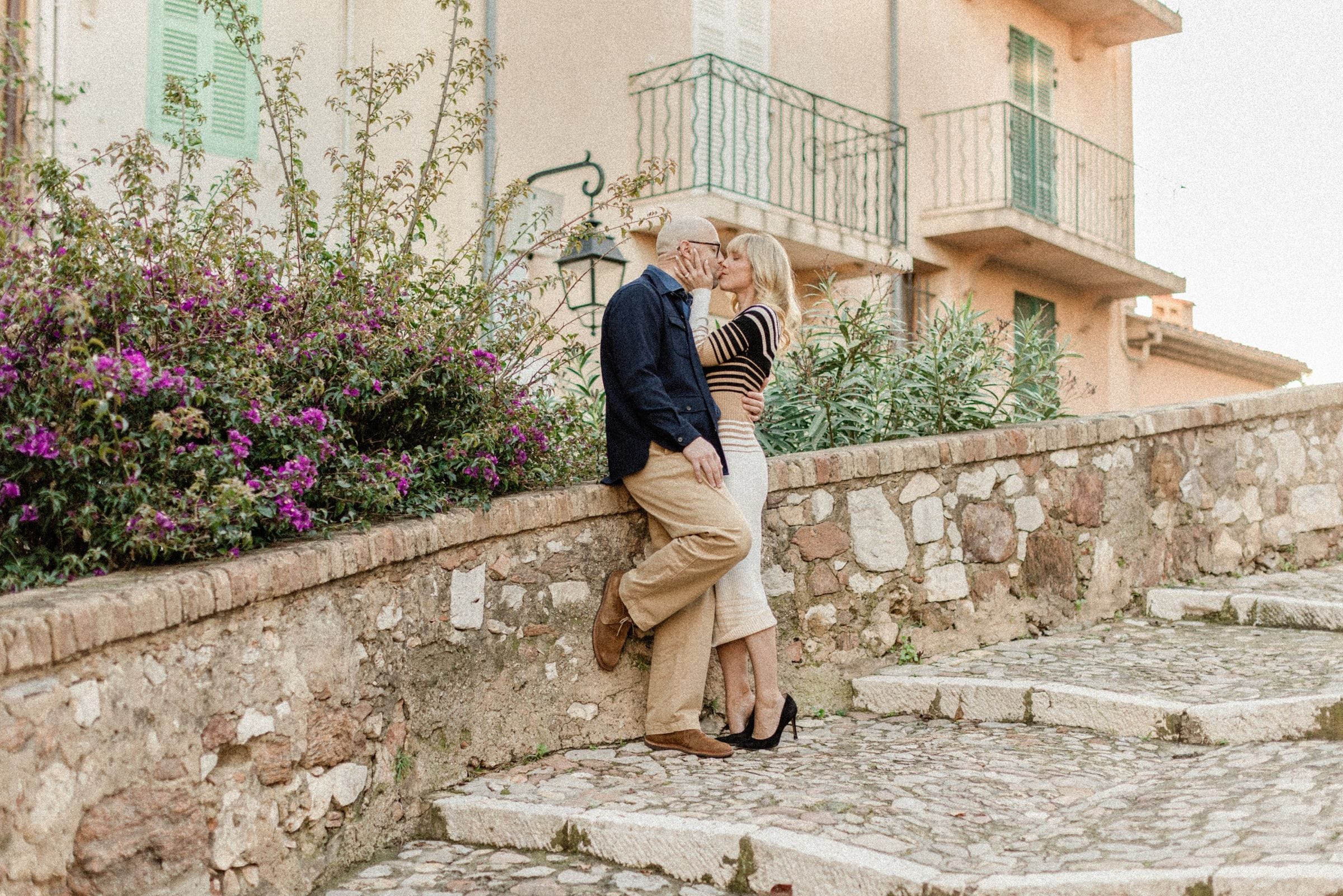 Séance photo de couple dans les ruelles pittoresques de Cannes 16