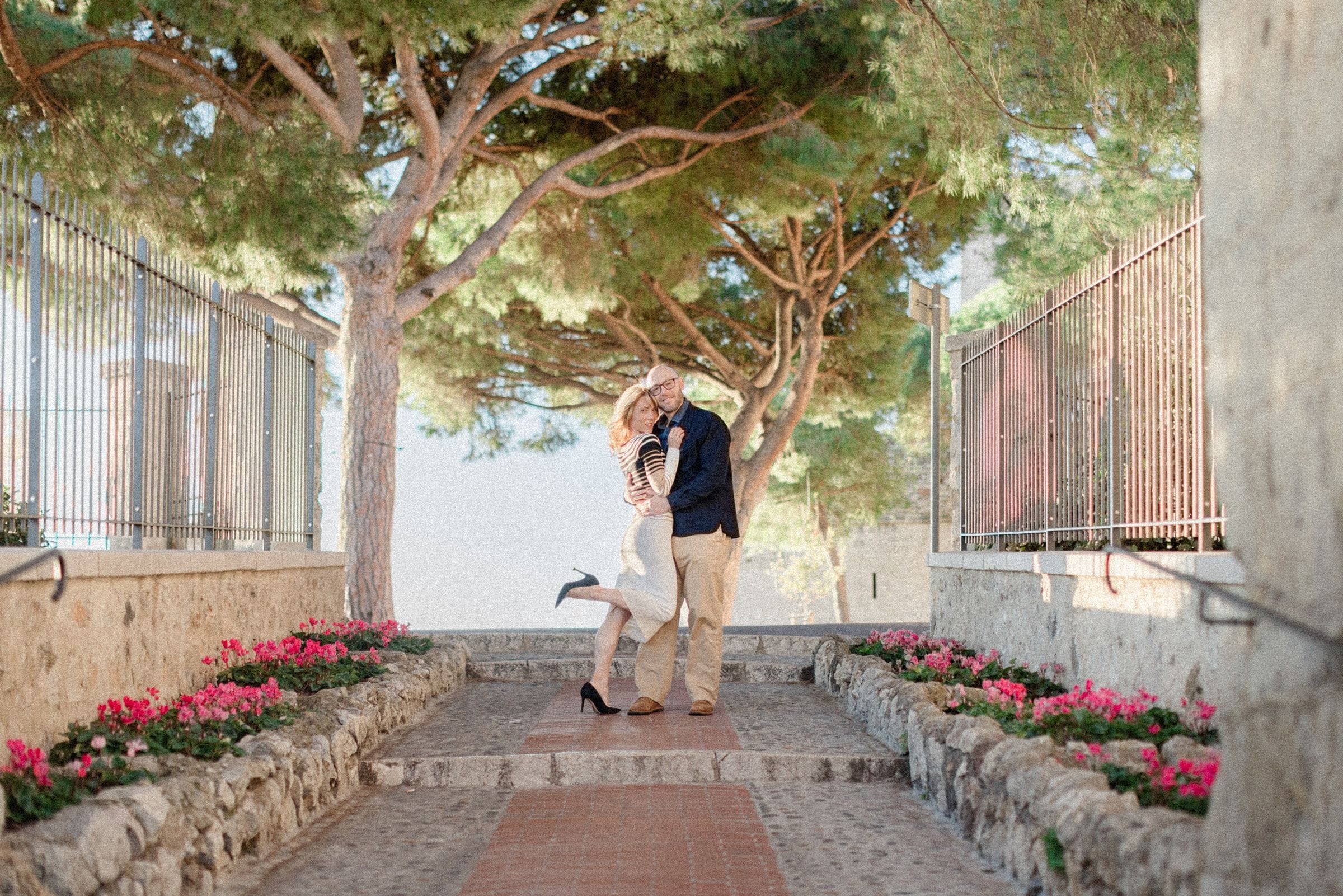 Séance photo de couple dans les ruelles pittoresques de Cannes 17