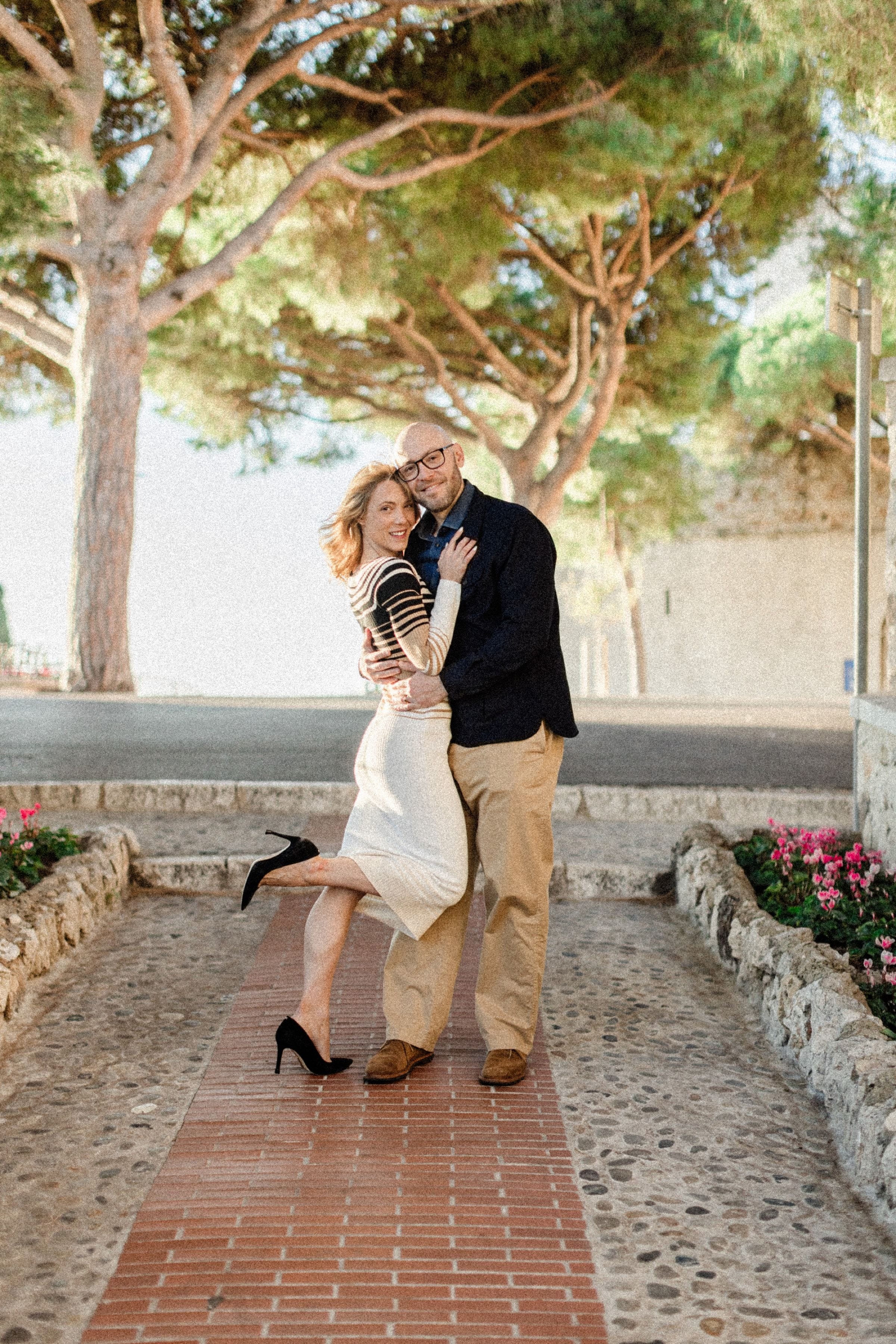 Séance photo de couple dans les ruelles pittoresques de Cannes 18
